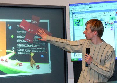 Сергей Денисюк демонстрирует мультимедиа-презентацию на доске SMART Сергей Денисюк демонстрирует мультимедийную презентацию на доске SMART