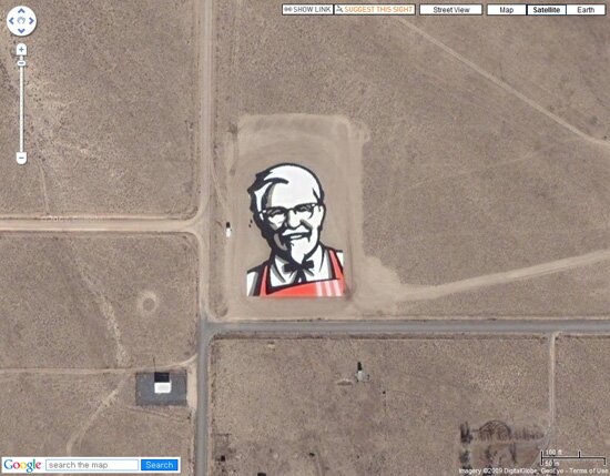 Логотип сети фастфуда «Kentucky Fried Chicken» в пустыне Невада